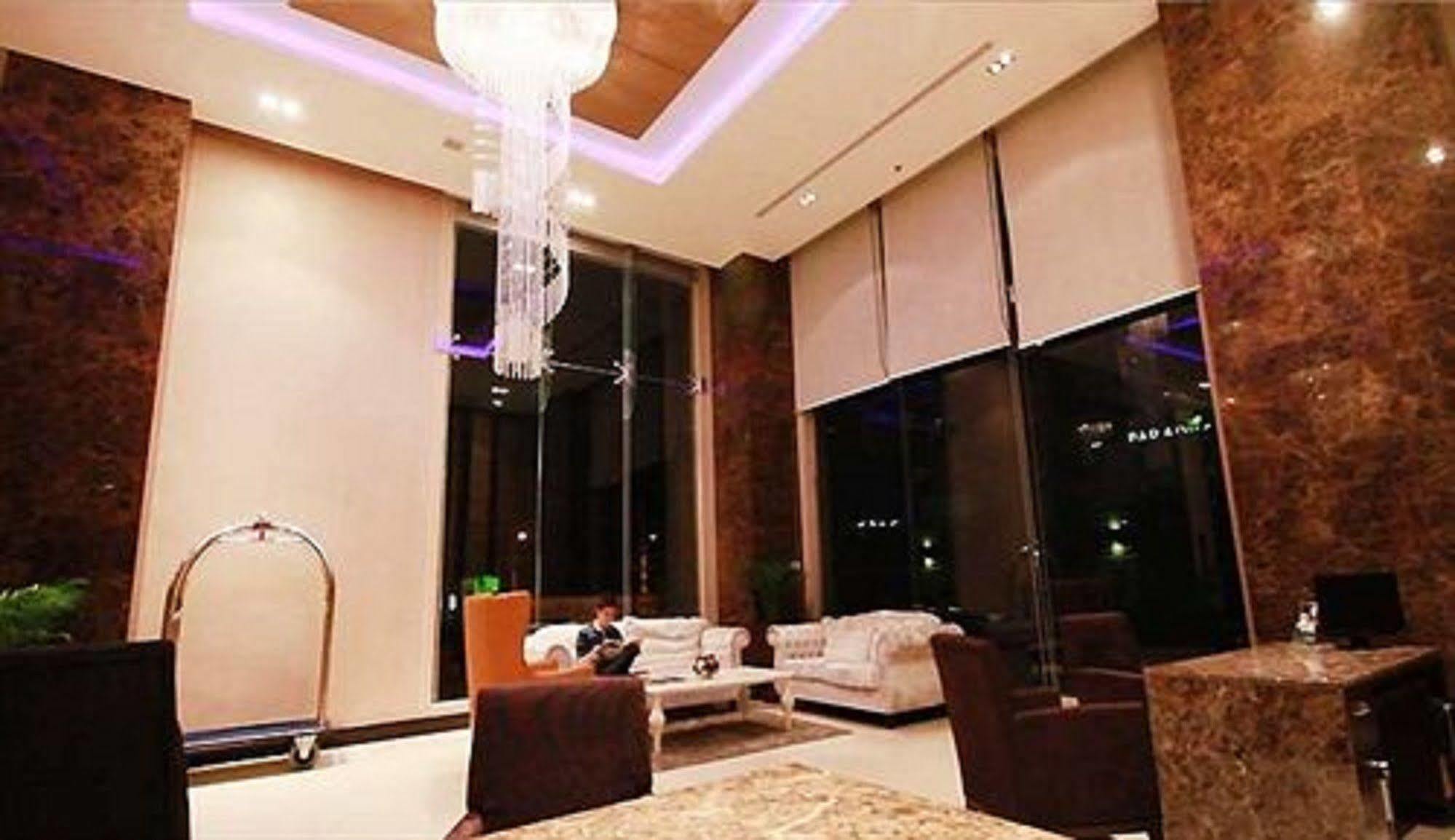 Lumen Srinakarin Hotel