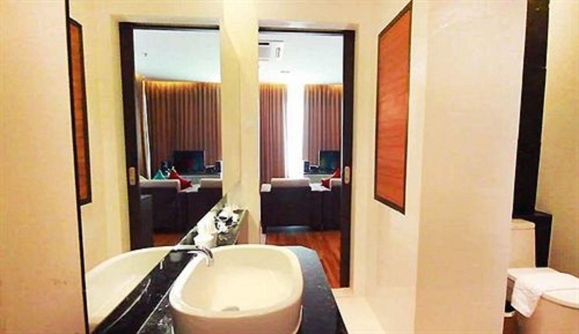 Lumen Srinakarin Hotel 5*