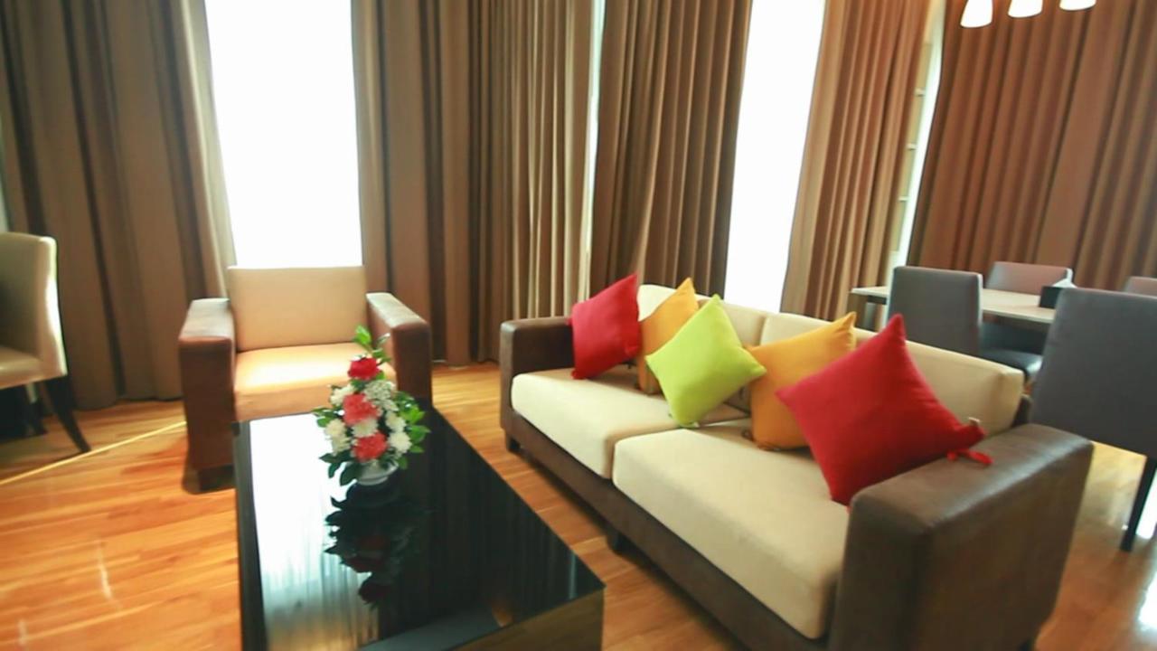 Lumen Srinakarin Khách sạn