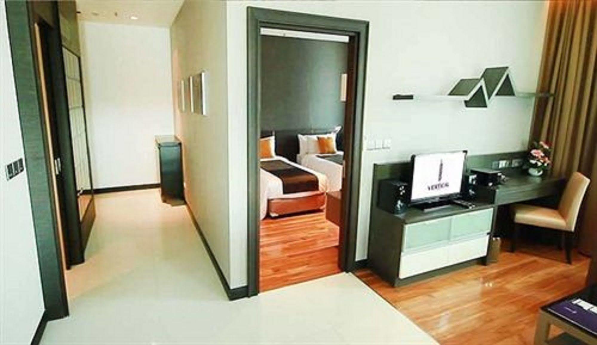 Khách sạn Lumen Srinakarin 5*